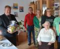Bild: jr
Ihren 85. Geburtstag feierte am Mittwoch Margit Eiglmeier (vorne). Der gebürtigen Sudetendeutschen gratulierten unter anderem (von links) Bürgermeister Johann Brandl, Sohn Hermann, die Töchter Martina, Michaela und Christina sowie die Urenkelinnen Jasmin, Sandra und Sophia.
