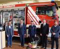Bild: mde
Das „TLF4000“ der Feuerwehr Kemnath ist nun offiziell in den Dienst gestellt, übergeben und gesegnet. Im Bild (von links): Kreisbrandrat Andreas Wührl, Zweiter Bürgermeister von Marktleugast Martin Döring, Kommandant der Feuerwehr Marktleugast Hans Kögler, Feuerwehrkommandant Peter Denz, Otmar Fassold, stellvertretender Landrat Alfred Scheidler, Bürgerrmeister Roman Schäffler, Feuerwehrvorstand Marco Schäffler, Pfarrer Thomas Kraus und Pfarrer Hannes Kühn.
