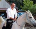 Bild: lst
Sportliche Premiere im Steinwald: Erstmals in seinem Leben saß der bayerische Umweltminister Thorsten Glauber auf einem Pferd.