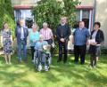 Bild: fz
Einrichtungsleiter Christian Reuter, Enkelin Theresa, Sohn Johann, Schwester Almeda, Sohn Ludwig, Landrat Andreas Meier, Pfarrer Hubert Bartel und Dritte Bürgermeisterin Brigitte Kreinhöfner (von links) gratulieren Anna Bäuml zum 100. Geburtstag.