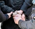 Symbolbild: Carsten Rehder, dpa
Diese Szene ist gestellt: Polizisten nehmen einen Tatverdächtigen fest.