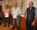 Bild: kro
Zimmerei-Inhaber Markus Konrad ehrte seine langjährigen Mitarbeiter Günther Hofmann und Robert Lindner und würdigte auch seinen Sohn Sebastian für dessen Leistungen und Engagement (von rechts).