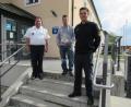Bild: Polizeiinspektion Waldsassen/exb
Erster Polizeihauptkommissar Roland Heldwein (links) und Sachbearbeiter Polizeihauptmeister Kevin Weiß (rechts) dankten Marco Eisenkolb für sein beherztes Eingreifen.