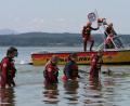 Symbolbild: Andreas Gebert/dpa
Im Pösinger Badesee bei Cham ist ein 63-Jähriger ums Leben gekommen. Unser Symbolbild zeigt Rettungskräfte bei einer Lehrübung am Starnberger See bei der Suche nach einem Ertrunkenen.