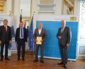 Bild: Regierung der Oberpfalz/Schmied/exb
Stolz nimmt Roland Troidl von der Grund- und Mittelschule Ammersricht (Zweiter von rechts) aus den Händen von Bayerns Innenminister Joachim Herrmann (rechts) zusammen mit Regierungspräsident Axel Bartelt und Ambergs Bürgermeister Franz Badura (von links) den zweiten Preis beim Integrationspreis der Oberpfalz entgegen.