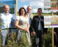 Bild: Hirsch
Landwirtschaftsministerin Michaela Kaniber (rechts) brachte am Feldrand Schilder an, die auf das „blühende Insektenparadies“ und die Lebensräume für Wildtiere hinweisen. Von links: Bürgermeister Konrad Kiener, Bundestagskandidatin Martina Engelhardt-Kopf, BJV-Kreisgruppenvorsitzender MdL Alexander Flierl, Hegegemeinschaftsleiter Stefan Leitl, Landwirt Oskar Reis und Wildlebensraumberater Balduin Schönberger.