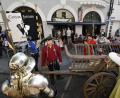 Bild: Petra Hartl
"Amberg überrascht" heißt die Aktion an den Ferien-Samstagen zur Altstadt-Stärkung: Und was könnte da besser passen, als der historische Bezug zur mittelalterlichen Stadt, den einmal mehr Cantus Ferrum, der Verein für erlebte Geschichte, mit seinen originalgetreu gewandten Mitgliedern in Rüstung und Edelmannstracht herstellte.