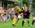 Bild: Hans Mark
Johannes Hösl (links) von SF Weidenthal flankt, doch der Ball findet keinen Abnehmer. Die Rötzer Spieler können nur zuschauen.