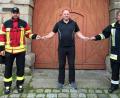 Bild: gi
Der dritte Vorsitzenden des Fördervereins Schloss Burgtreswitz Wolfgang Mayer (Mitte) überreichte an die Kommandanten Bernhard Meiller und Peter Hartinger (von links) die Schlüssel.