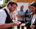 Bild: kro
Landwirtschaftsministerin Michaela Kaniber besuchte die Heimatunternehmer im Landkreis Tirschenreuth. Auf Marco Eckerts (hinten Mitte) Mühlenhof in Mähring führte der Bärnauer Marco Knott der Ministerin einen Zaubertrick vor.