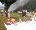 Bild: wro
Viel Spaß hatten die Kinder beim Ferienprogramm der Feuerwehren Wiesau und Voitenthan. Der Feuerwehr-Nachwuchs sorgte dabei für ausreichend Wasser.