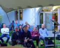 Bild: Kunz
Heidi Reil interpretiert Lieder bekannter Künstler im Innenhof der Regionalbibliothek in Weiden zugunsten der Opfer der Flutkatastrophe.