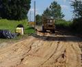Bild: Houschka
Sand in riesigen Mengen: Als die Teerschicht entfernt war, fiel der
Blick zwischen Wolfring und Knölling auf einen ungewöhnlichen Unterbau.
Er wird jetzt entfernt und durch Schotter ersetzt. "Ein Umstand, mit dem
wir nicht gerechnet hatten", wie Bürgermeister Christian Ziegler seine
Überraschung beschrieb.