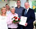Bild: njn
Zum 90. Geburtstag von Angela Schiemann (Dritte von links) gratulierte Bürgermeister Johannes Reger (rechts). Mit auf dem Bild sind die Kinder der Jubilarin, Sieglinde Metz (links) und Dietmar Schiemann (Zweiter von rechts) mit Freundin Diana Arnold (Zweite von links).