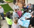 Bild: Gabi Schönberger
Im Garten von Christian und Karin Rittner, haben sich Anwohner aus Frauenricht und Neunkirchen zusammengefunden. Sie wollen eine Bürgerinitiative "Fluglärm Weiden" gründen.