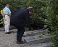 Bild: wel
Mit der Niederlegung von Blumen an den Gedenksteinen wurde der Opfer des Todesmarsches Flossenbürg-Dachau gedacht. 
﻿