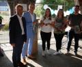 Bild: hmr
Stellvertretender Landrat Dr. Alfred Scheidler, Bürgermeister Bernd Sommer, Andrea Wurm, Vorsitzende des Waldsassener Jugendstadtrats, sowie Katja Bloßfeldt und Andreas Koch, die Jugendbeauftragten der Stadt Waldsassen, (von links) bei der symbolischen Schlüsselübergabe für den neuen Jugendtreff im ehemaligen Bahnhofsgebäude.