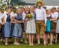 Bild: Christian Birner/exb
Die neun Kirwapaare stehen im Mittelpunkt beim Köferinger Biergartenfest. Mit dabei das neue Oberkirwapaar: Louisa Gmeiner und Benedikt Feldbauer (Mitte, mit Blumen).
