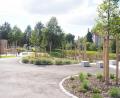 Bild: ws
Die Öffnung des Mühlbachparks wird sehnsüchtig erwartet. Gerade die aufwendig angelegten Spielplätze machen die Kinder neugierig. Aber auch ansonsten kann sich das Areal, das für rund 3 Millionen Euro aufgewertet wurde, sehen lassen. Sitzbereiche mit Pergola und verschiedene Erlebnisabschnitte bieten vielfältige Erholungsmöglichkeiten. Auffällig sind auch die Neuanlage des Mühlbachbetts sowie eines kleinen Teichabschnitts und die Stufenanlage im vorderen Abschnitt. Doch bis der Mühlbachpark offiziell besucht werden kann, wird es noch etwas dauern. Aktuell werden letzte Restarbeiten vorgenommen, dann folgt die Abnahme – und in Kürze die Eröffnung.