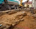 Bild: Agentur Sevenhills/exb
Bei archäologischen Ausgrabungen im Zuge der Sanierung der Bischof-Senestrey-Straße in Bärnau stieß das Forscherteam auf die Fundamente des mittelalterlichen Stadttors (Bruchsteinmauer links).