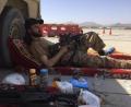Bild: picture alliance/dpa/AP
Ein Taliban-Kämpfer liegt am internationalen Flughafen Hamid Karzai vor einem Auto auf dem Boden. Die militant-islamistischen Taliban fordern von Deutschland nach ihrer Machtübernahme in Afghanistan offizielle diplomatische Beziehungen und finanzielle Hilfen.