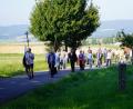 Bild: fvo
Von der der Pfarrkirche in Waldthurn führt Diakon Janusz Szubartowicz die Pilger zum Fahrenberg.
