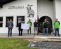 Bild: Volksbank Raiffeisenbank/exb
Durch die Crowdfunding-Aktion der Volksbank Raiffeisenbank Nordoberpfalz können Vereine in der Region unterstützt werden. Rund 5000 Euro, die Hälfte kam von der Bank, gibt es für die Erneuerung des Eingangsbereich des Schützenhauses in Mähring. Im Bild (von links): Regionalmarktleiter Helmut Wolfrum, Herbert Gmeiner, Martin Riedl, Martin Freundl, Dieter Beer und Michael Riedl.