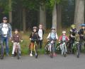 Bild: jr
Acht Kinder beteiligten sich an einer Fahrradtour ins Jagdrevier Raumberghof, die der SPD-Ortsverein Konnersreuth organisiert hatte. Mit dabei waren (von links) Sabrina und Markus Wenisch, Gerald Härtl (Fünfter von links) und Wolfgang Pötzl (rechts).