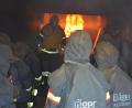 Bild: jr
Acht Feuerwehrler sitzen in vollem Atemschutz im Brandübungscontainer. Darin wird es bis zu 800 Grad heiß.