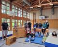 Bild: bsc
Viel Spaß bereitete den Kindern ein Fünfkampf in der Steinwaldhalle. Im Rahmen des Ferienprogramms hatte die Junge Union dazu eingeladen. Maximilian Heindl (hinten, Mitte) dankte am Ende seinen Helfern und zeichnete die Gewinner mit kleinen Preisen aus.