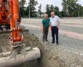 Bild: Stadt Weiden/exb
Manfred Luber, Projektleiter des Vorstandes der SpVgg SV Weiden, zeigt Bürgermeister Lothar Höher den Start der Baustelle.