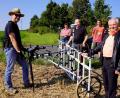 Bild: bkr
Mit einem Magnetometer suchte Dr. Markus Tarasconi (links) nach Spuren der Vergangenheit in der Erde. Bürgermeister Günter Kopp (rechts) und Hans Bäte (Mitte) ließen sich das Verfahren erklären. Auch die Grundstückseigentümer im Hintergrund sind gespannt auf das, was möglicherweise in ihrem Boden verborgen ist.
