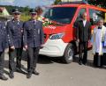 Bild: vsr
Pfarrer Sauer und Pater James spendeten den Segen für den neuen Mannschaftstransportwagen der Feuerwehr Thumsenreuth. Auf dem Bild (von links): Kreisbrandrat Andreas Wührl, Zweiter Kommandant Christian Sirtl, Erster Kommandant Thomas Busch, Pfarrer Manuel Sauer, Pfarrer James Mudakodil, Vorsitzender Bertold von Lindenfels und Zweiter Bürgermeister Herbert Mattes.