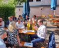Bild: Matthias Schöberl/exb
Alexander Dobrindt (rechts) im regen Austausch mit Teilnehmern der Gesprächsrunde im Winkler Biergarten. Eingeladen zu dem Treffen im Winkler-Biergarten hatte die Amberger CSU.
