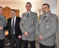 Bild: Lowak
Bürgermeister Karlheinz Budnik besiegelte in der Stadtratssitzung im Februar 2020 die die Patenschaft mit Hauptmann Johannes Müller (links), Hauptfeldwebel Fabian Hochsteller und Oberstabsfeldwebel Herbert Walenta (rechts).