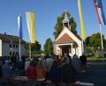 Bild: dob
Die Kapelle "Mariä Geburt" stand beim Patrozinium im Mittelpunkt des Geschehens. Auf dem Dorfplatz feierten die Besucher mit Kaplan Alexander Ertl einen Festgottesdienst. Nicht vergessen wurde, für den erkrankten Stefan Reil aus Untertresenfeld zu beten und an die bevorstehende Typisierungsaktion in der Stadthalle zu erinnern.