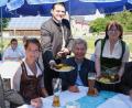 Bild: Hirsch
Die Vorsitzende des Museumsvereins Mappach, Inge Gleixner (rechts), und Landrat Thomas Ebeling servierten bei der Saisoneröffnung gebackenen Karpfen mit Kartoffelsalat. Von links: Regierungspräsident Axel Bartelt, Bierkönigin Sarah Jäger und MdL Joachim Hanisch.