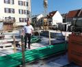 Bild: Portner
Gebietsdirektor Wuni Zwack freut sich, dass in Kürze die Hochbauarbeiten für die neue Sparkassenfiliale starten. Links in der Bildmitte ist der neue Tresor zu sehen, der aktuell betoniert wird.