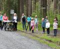 Bild: wro
Auf dem Weg durch den Steinwald machten die Teilnehmer am Caritas-/ Ministranten-Ferienprogramm an mehreren Stationen Rast. Aufgabe war es, die die dort sichergestellten Codes zu entschlüsseln. Begleitet wurden die Kinder von einem Team um Silke Bächer (Vierte von links).