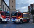 Bild: mde
Rein optisch unterscheiden sich die beiden TLF4000, doch im Kern sind es „Zwillinge“. Die Tanklöschfahrzeuge der Feuerwehren Kemnath (links) und Marktleugast (rechts) geben ein imposantes Bild auf dem Kemnather Stadtplatz ab.