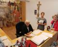 Bild: Portner
Theresia Dickerhof (von links), Maria Ahlemeyer und Juane Demleitner freuen sich, wieder Besucher im Doktor-Eisenbarth- und Stadtmuseum begrüßen zu können. Sie waren auch am ersten Öffnungstag anwesend.