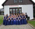 Bild: bjp
Die königsblauen Kleider der 14 Festdamen sollten Blickfang bei der 125-Jahr-Feier der Feuerwehr Feilersdorf-Grub-Bärnwinkel sein. Doch das fiel leider "Corona" zum Opfer. Mit gut einjähriger Verspätung holen die "Moidla" nun die Präsentation nach.