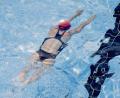 Symbolbild: Christoph Soeder/dpa
Beim Schwimmen ist der Auftrieb im Wasser entlastend für den Körper. Eine wichtige Rolle spielt aber die korrekte Ausübung der Bewegungen.