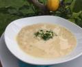 Bild: Michael Schiffer
Ein leckeres Sommergericht ist die Zitronensuppe mit Reis. Wer die Geflügelbrühe als Basis selbst zubereitet, kann auch noch das Hühnerfleisch hineingeben.