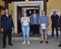 Bild: fjo
Nach der Beförderung durch den Ex-Kommandanten heißt sein Nachfolger Stefan Lang die beiden neuen Feuerwehrleute, Sophia Neuber und Florian Zetzl, gemeinsam mit Vorsitzenden Thomas Müller (vorne, von links) offiziell willkommen.