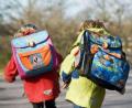Bild: Clemens Hösamer
Die Neustädter Mittelschule nimmt den Betrieb auf. Die Schüler der fünften Klassen sammeln sich vor dem Haupteingang.
