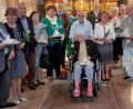 Bild: jow
Den Lintacher Ehejubilaren gratulieren Pfarrer Moses Gudapati, (Mitte) und Pfarrgemeinderatssprecherin Waltraud Glöckner (links).