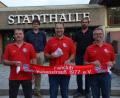 Bild: doj
Der FC-Bayern-Fanclub mit Vorsitzendem Josef Maier (Mitte), Stellvertreter Michael Walbrunn (links) und Kassier Stefan Schäftner (rechts) stellen 1000 Euro aus der Vereinskasse für die Typisierung von Stefan Reil zur Verfügung. Das Organisationsteam um Uli Münchmeier (hinten, links) und Michael Gösl (hinten, rechts) freuen sich, dass die Hilfsbereitschaft der Menschen aus der Region großartig anläuft.