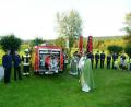 Bild: bey
Pfarrer Julius Johnrose segnet im Beisein Bürgermeisterin Marina Hirnet, Kommandant Wolfgang Reber, Vorsitzenden Hubert Völkl, Maschinist Thomas Pentner (von links) sowie der Wehrmitglieder aus Waldkirch, der Patenvereine Waldthurn und Brünst sowie zahlreichen Bürgerinnen und Bürgern des Ortsteiles die neue Tragkraftspritze.