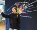 Bild: Bühner
Praktikantin Joleen Opitz vom Oase-Team testet schon einmal die Selfie-Wand mit Spiegelschrift, die bei den Life-Events aufgestellt sein wird.